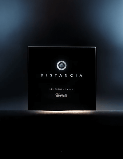 Black box with 'DISTANCIA' branding on a dark background